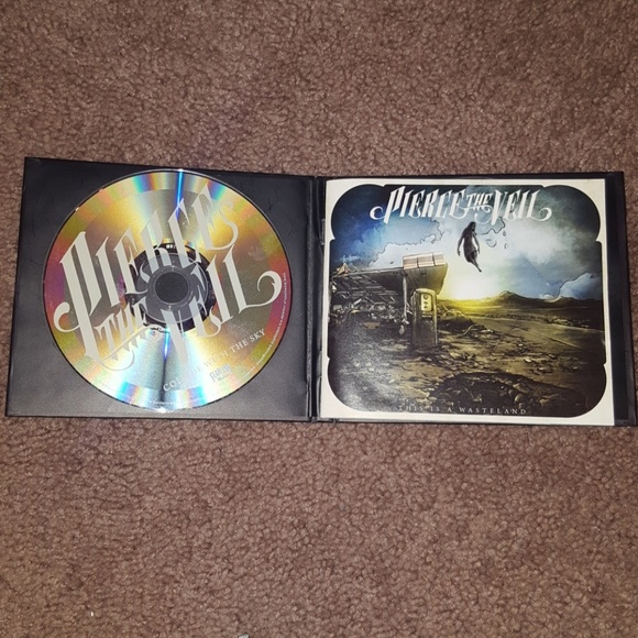 *****5FOR25******.      Pierce the veil DVD and CD - Picture 2 of 3